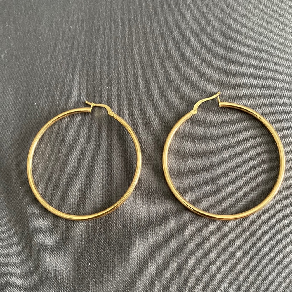 Hoop earrings 💯 real gold not filled not fake! 18karat Pawnable. Lightweight.